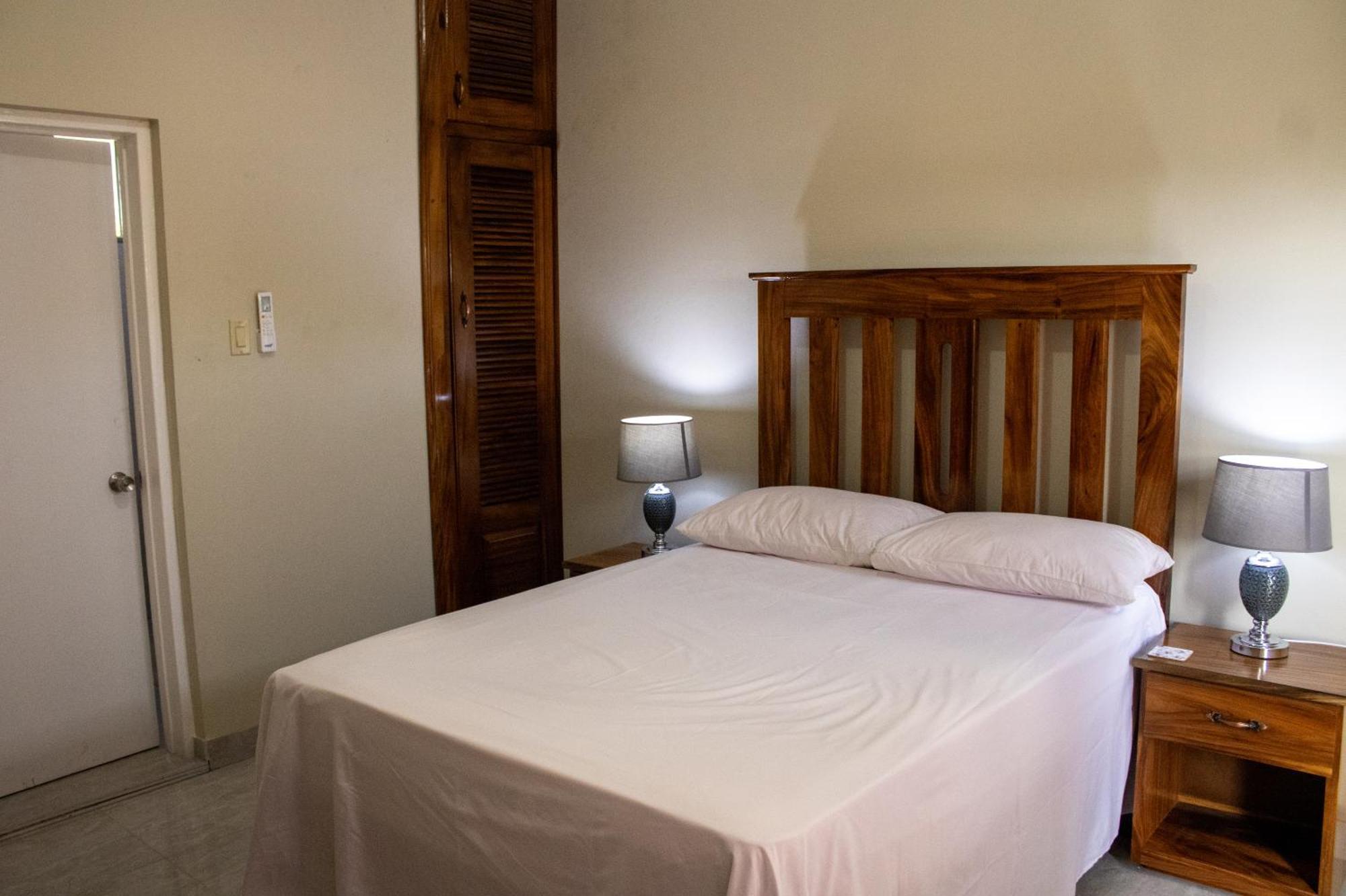 Hotel Demaroys Treasure Beach Esterno foto
